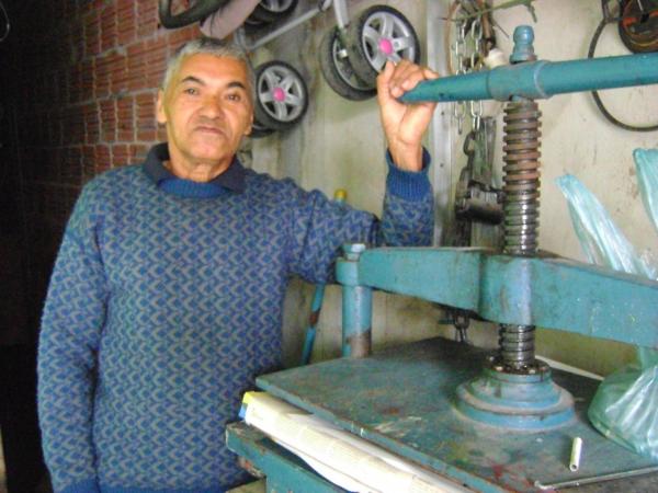 Aos 84 anos, mestre da xilogravura utiliza premiação da Secretaria Especial da Cultura para aprimorar sua arte