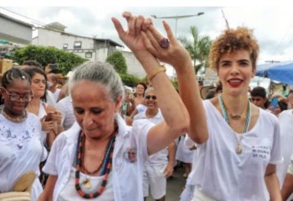 Na Bahia, Vanessa da Mata acompanha Bethânia na lavagem de Santo Amaro 