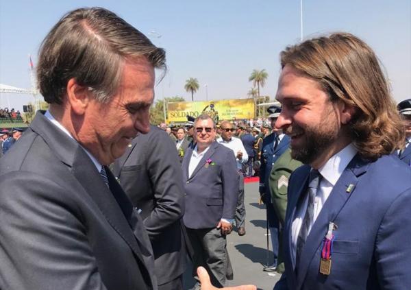 Bolsonaro demite secretário que usou avião da FAB para viagem: 'Inadmissível'