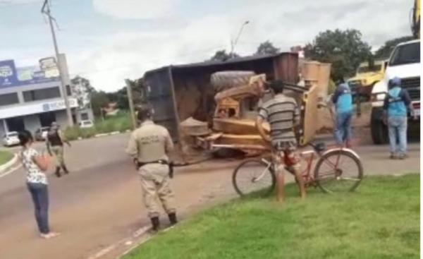 Caminhão que levava trator tomba em rotatória na região sul de Palmas