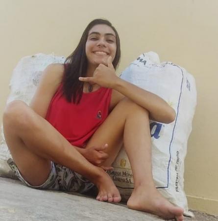 Jovem paraibana cata latinhas para pagar tratamento da mãe: ‘única forma que eu achei’