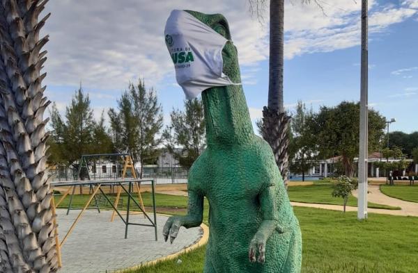 Dinossauros de cidade conhecida por sítio paleontológico na PB usam máscaras contra a Covid-19