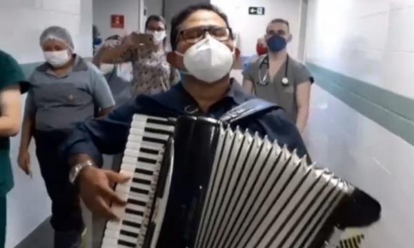 Em Sobral, apresentação de sanfoneiro anima pacientes e profissionais em hospital de campanha