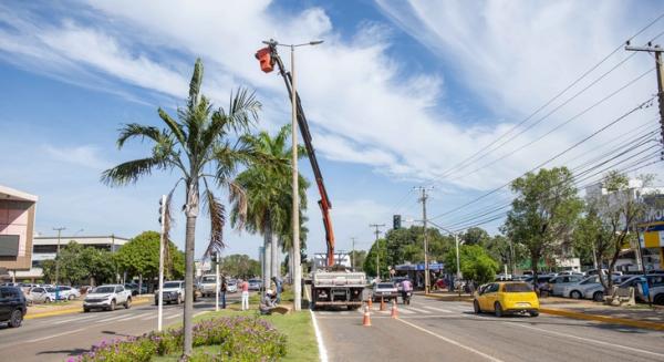 Projeto de substituição de luminárias de iluminação pública na Avenida JK já está em execução