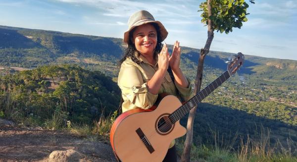 Contemplada por edital de fomento à produção cultural, cantora Edi Ribeiro lança clipe ‘As Quebradeiras de Coco’