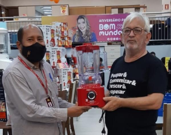 Armazém Paraíba faz doação de um liquidificador para Sopão Solidário da Nação Nordestina