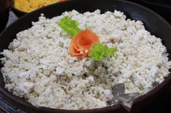 Veja como fazer receitas de farofa d'água e doce amélia com dona de restaurante de Areia, PB