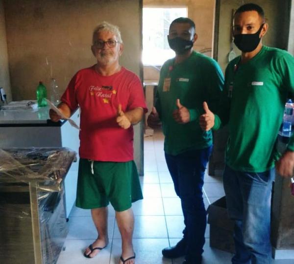 Sicredi doa Fogão Industrial para projeto Sopão Solidário 