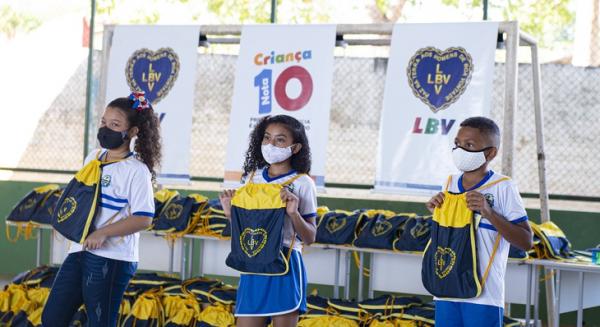 Alunos da ETI Santa Bárbara e Escola Municipal Lúcia Sales recebem kits escolares nesta quarta-feira, 11