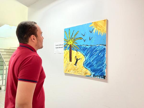 Corredores da Semus ganham vida com exposição de arte, enfeites e cartazes