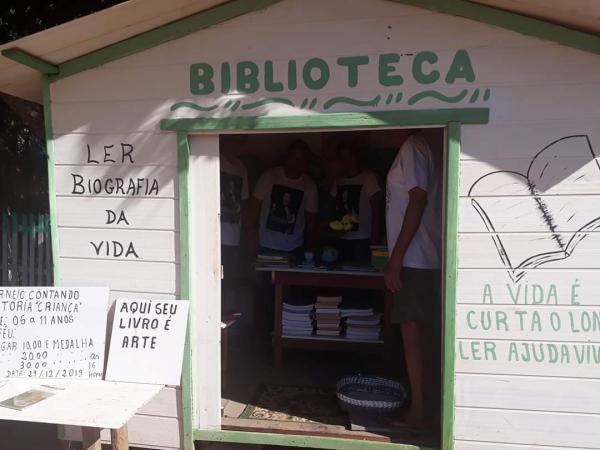 Por amor aos livros, morador de Palmas  Transforma porta de casa  em biblioteca comunitária.