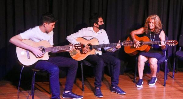 Alunos da Pracinha da Cultura finalizam o semestre com música, dança e artes visuais