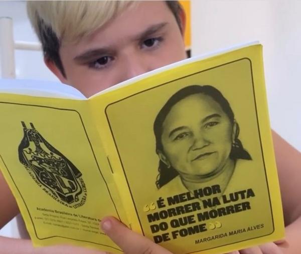Adolescente paraibano de 12 anos já leu mais de 500 livros: 'prazer de viajar sem sair do lugar'