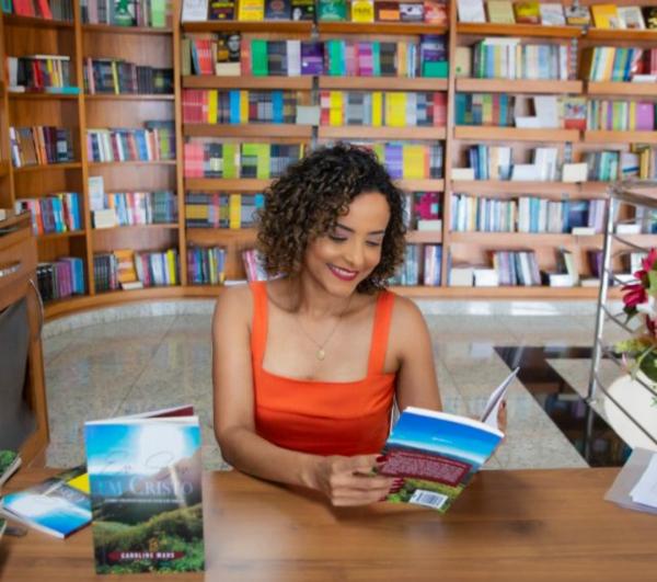 A piauiense Caroline Maus lança  em Palmas o livro 