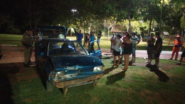 Motorista é preso após invadir pista do Parque Casamar e bater em ponte