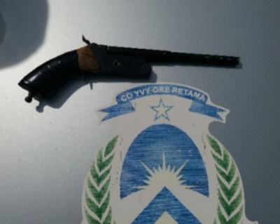 Arma de fogo é apreendida e autores são detidos por policiais militares do 6° Batalhão da PM.